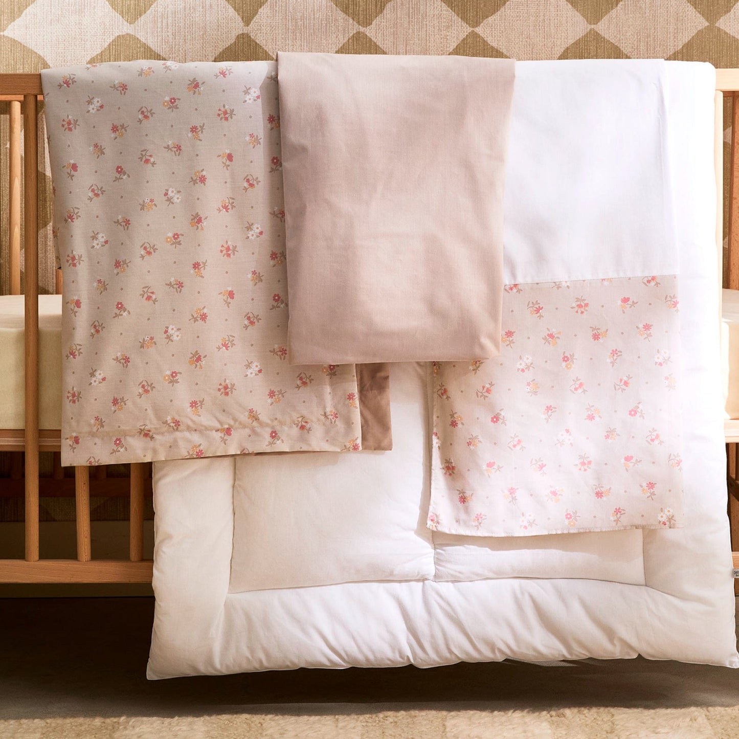 4 pieces crib set - Flowers
