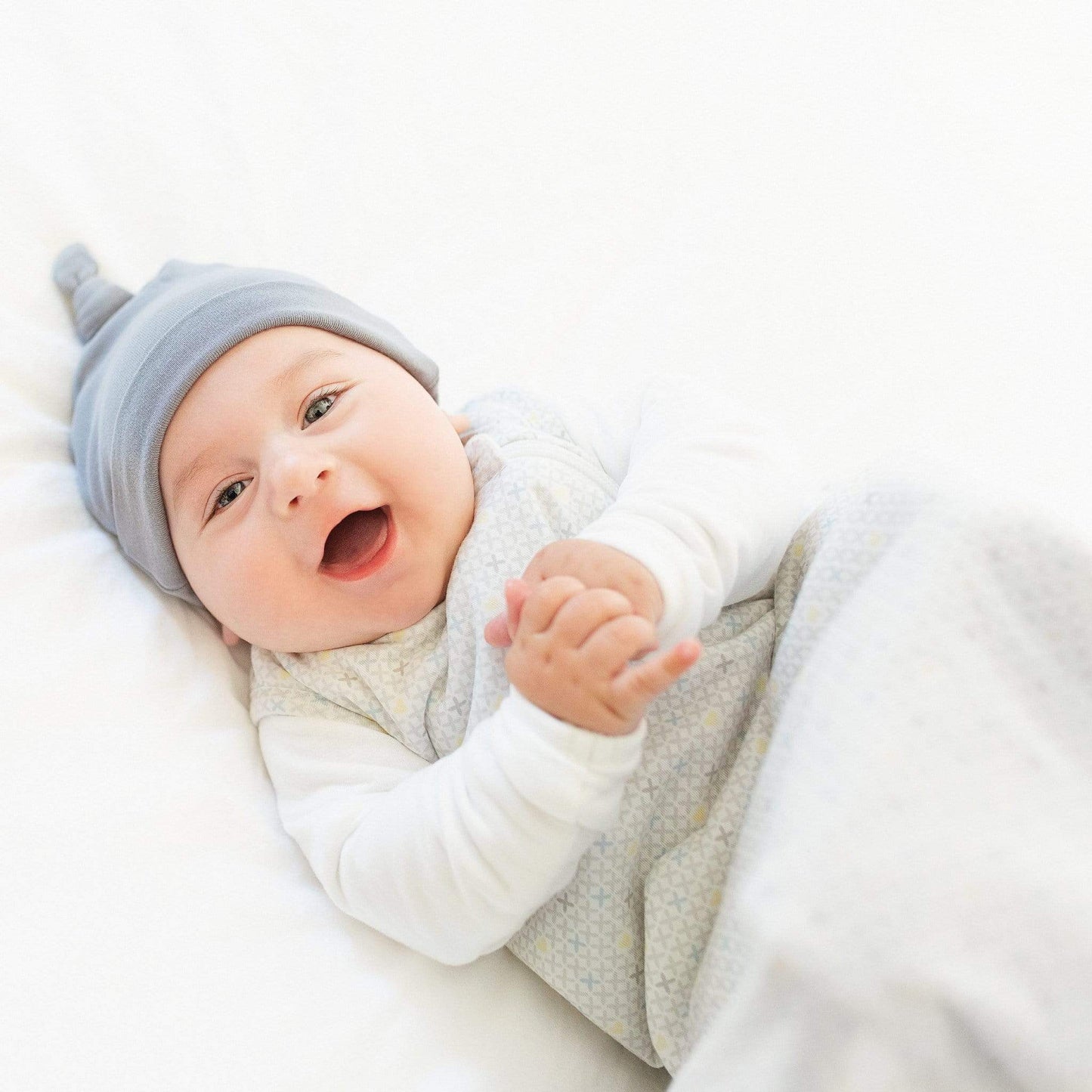 Newborn bamboo knotted hat - Pebble