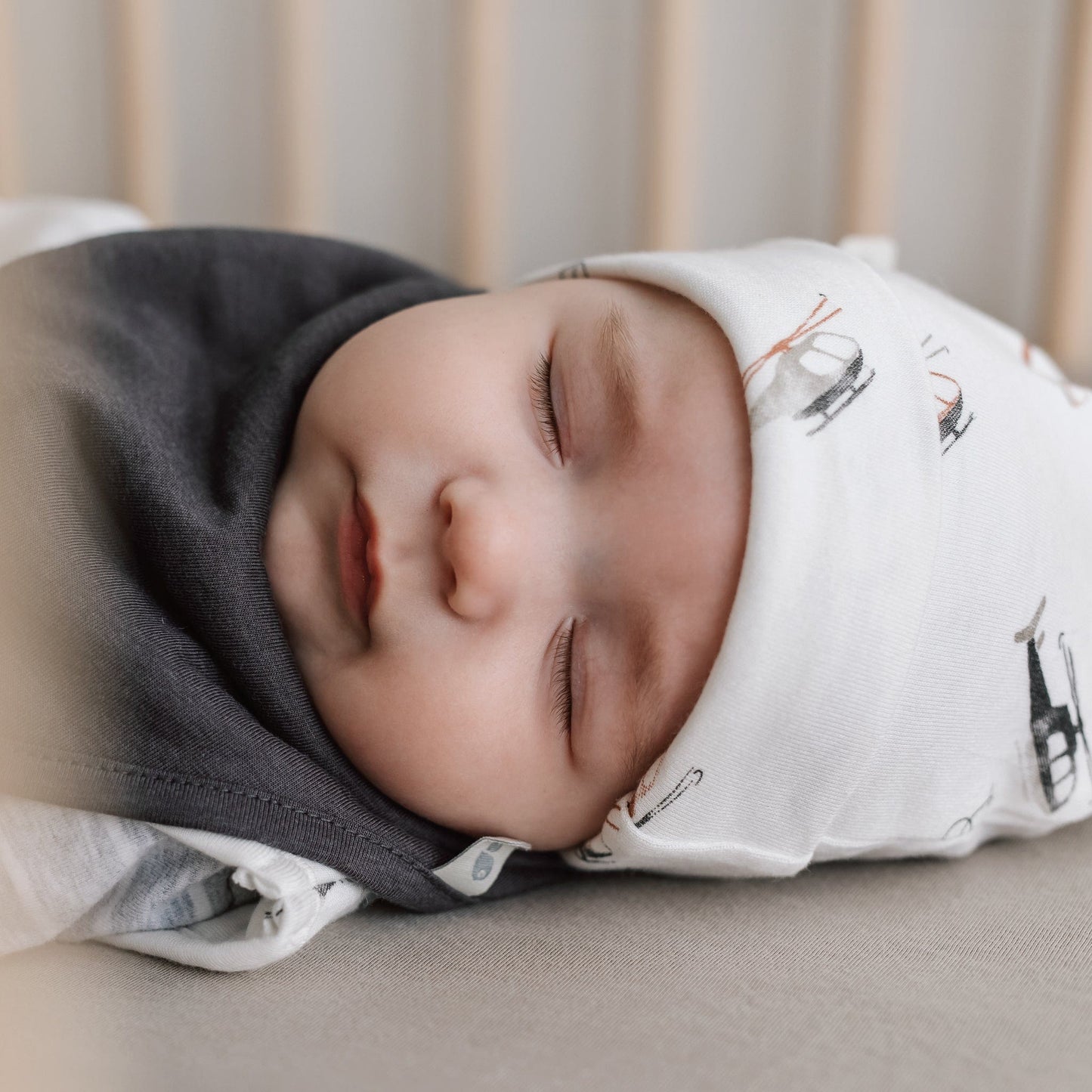 Newborn bamboo knotted hat - Helicopters