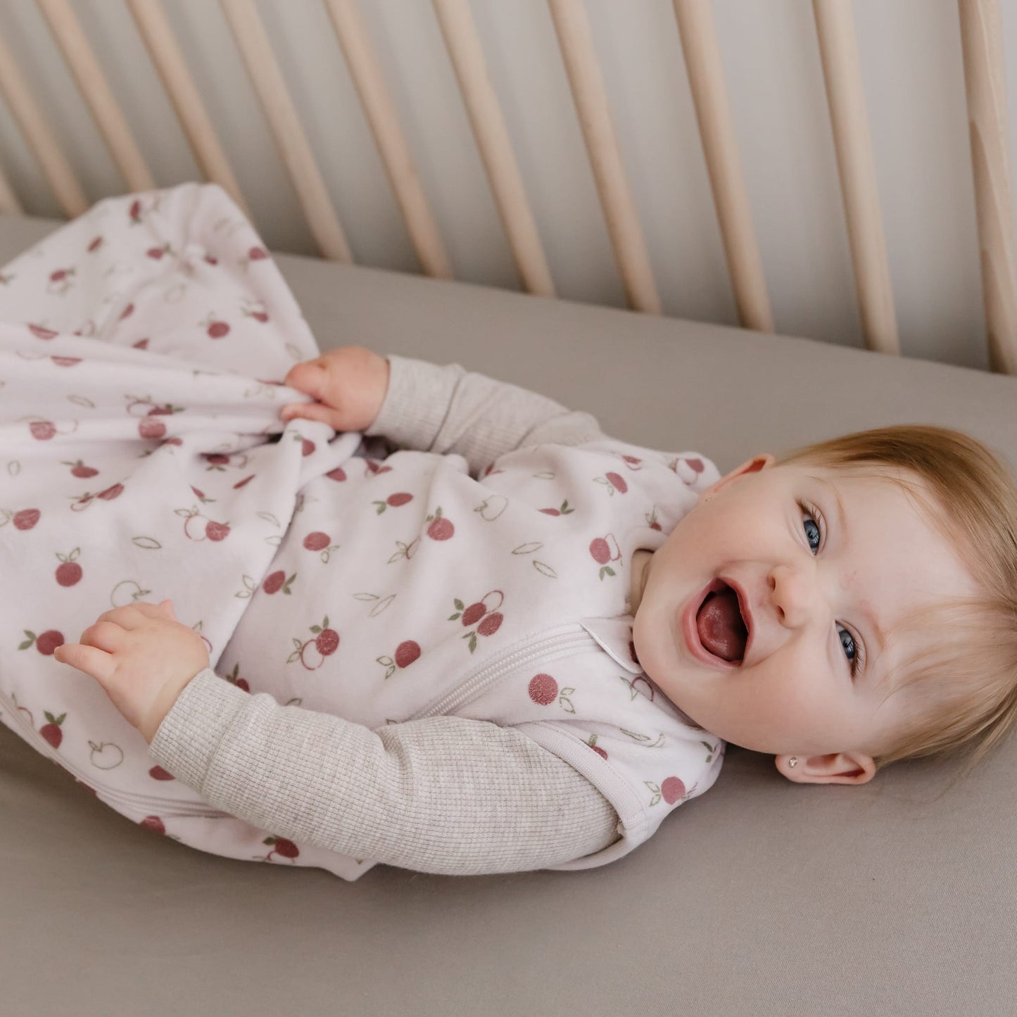 Velvet sleep sack - Apples (1.0 tog)