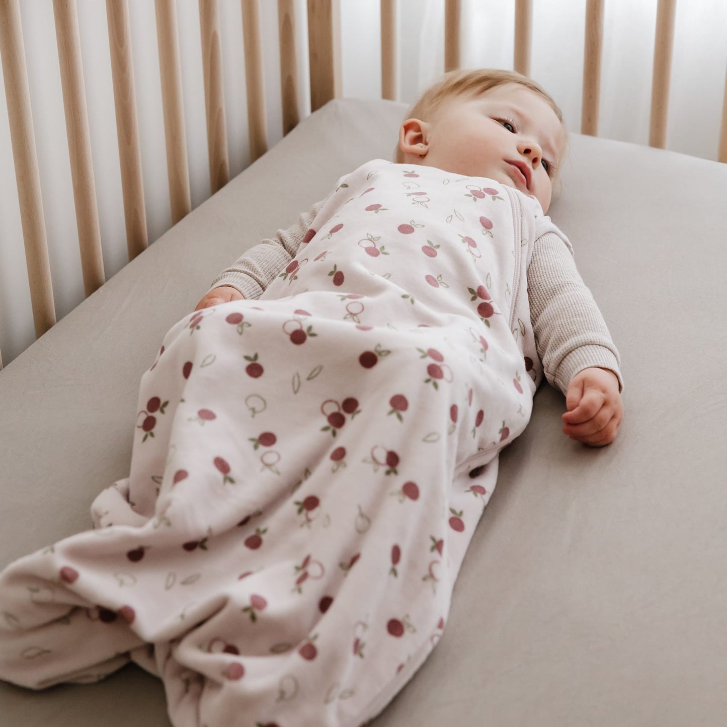 Velvet sleep sack - Apples (1.0 tog)
